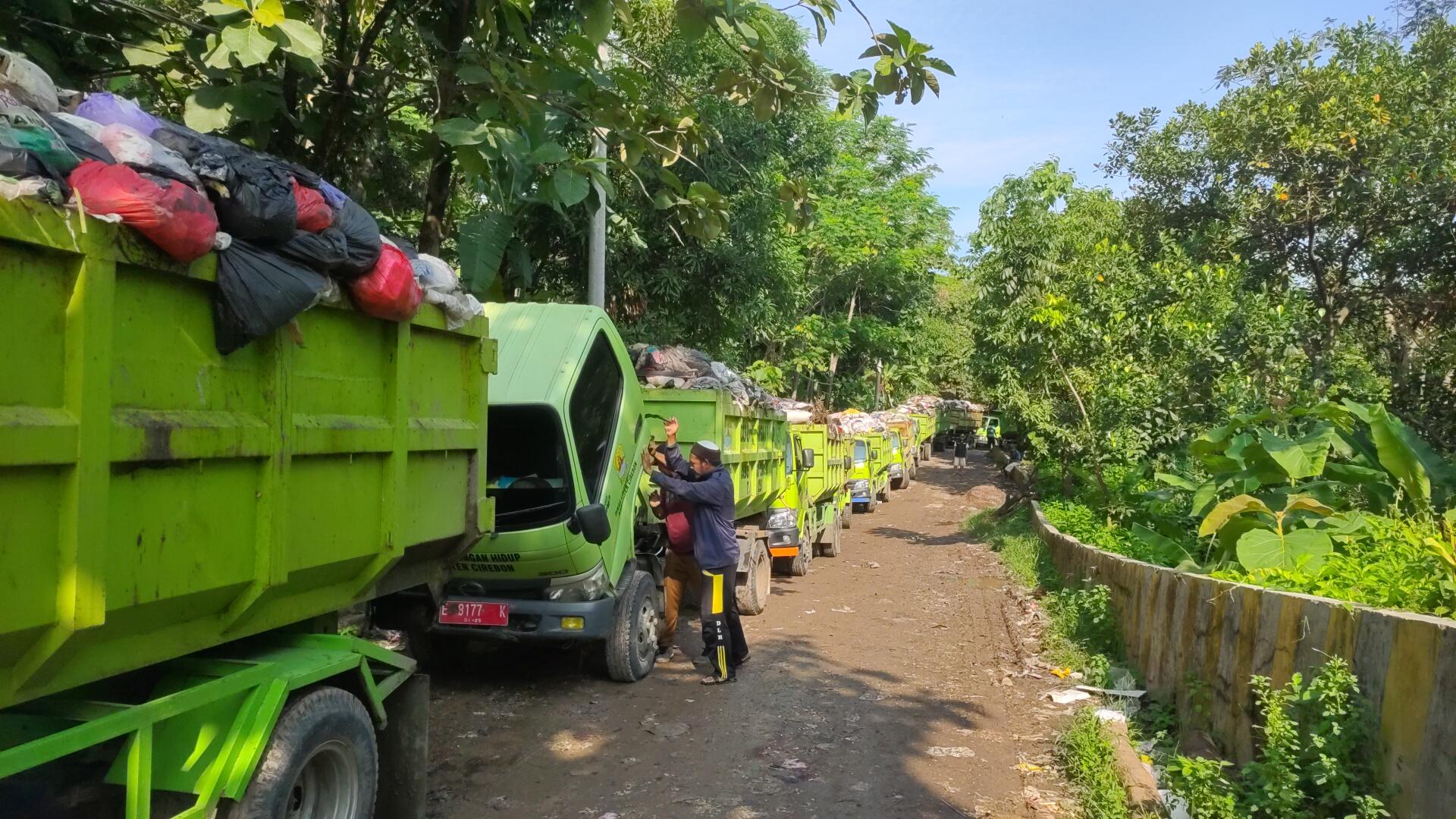 antrean-tpa-gunung-santri.jpg