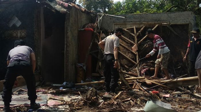 aparat-dan-warga-membersihkan-puing-puing-rumah-yang-ambruk-di-parakannyasag.jpg