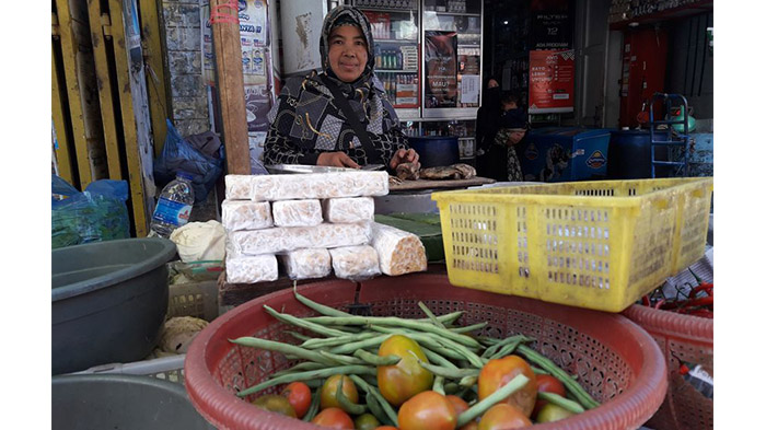 apong-50-pedagang-sayuran-di-pasar-tanjungsari.jpg