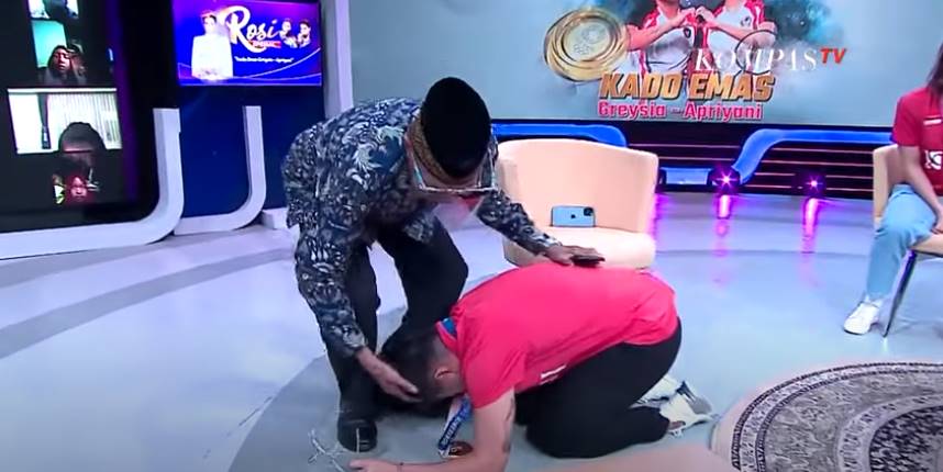 Momen Mengharukan Apriyani Rahayu Bertemu Kembali Ayahnya, Langsung Sujud, Menangis Sejadi-jadinya