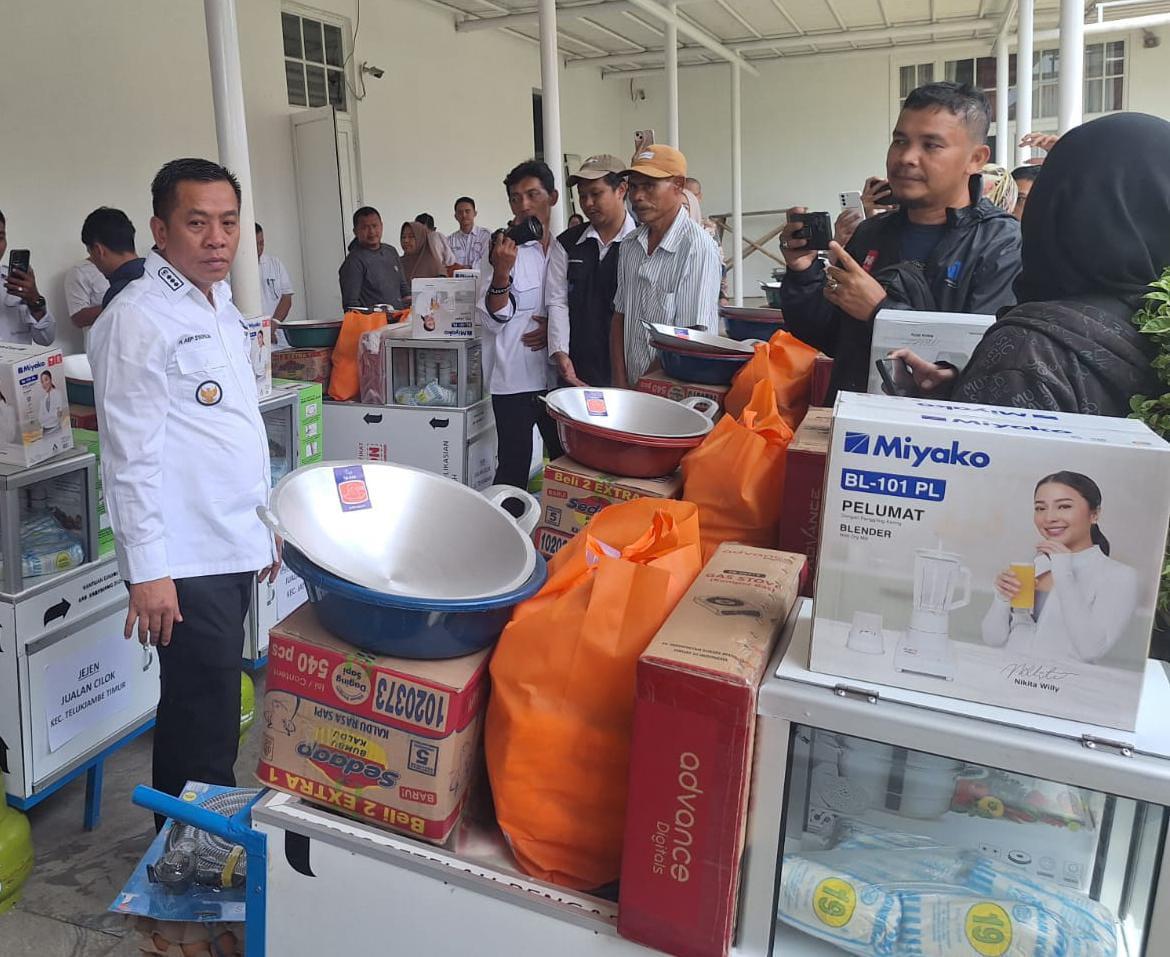 Bupati Karawang Bagikan Puluhan Gerobak Baru untuk Pedagang Cilok dan Siomay, Rp 5,5 Juta Sepaket