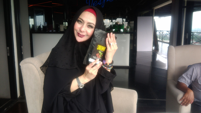 artis-sarah-vi-mengenalkan-kopi-dengan-nama-sarah-vi-yang-diambil-dari-garut_20180424_164525.jpg