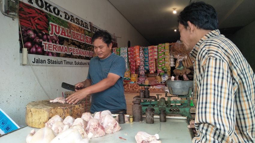 asep-50-pedagang-ayam-potong-di-pasar-stasion-kota-sukabumi.jpg