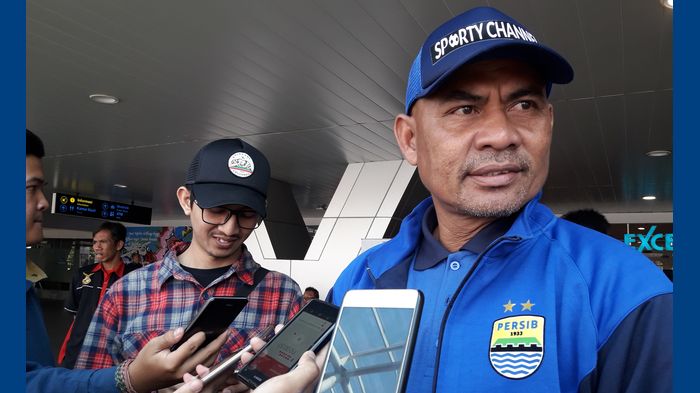 asisten-pelatih-persib-herrie-setyawan-di-bandara-husein-23102017_20171023_162616.jpg