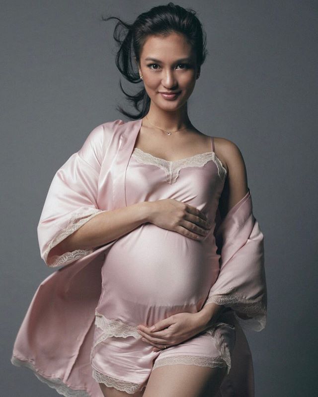 Atiqah Hasiholan Pamer Perut Buncit, Netizen: Sexy Mom