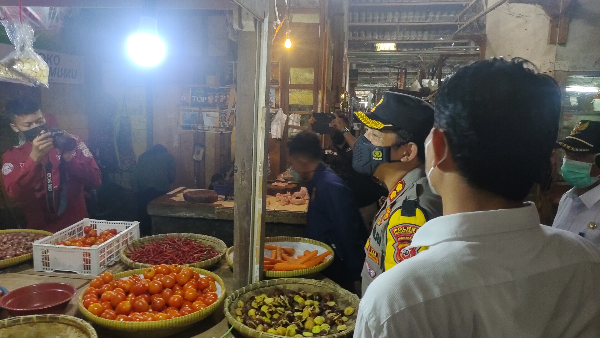 bahan-pokok-jelang-ramadan-di-pasar-kadipaten.jpg