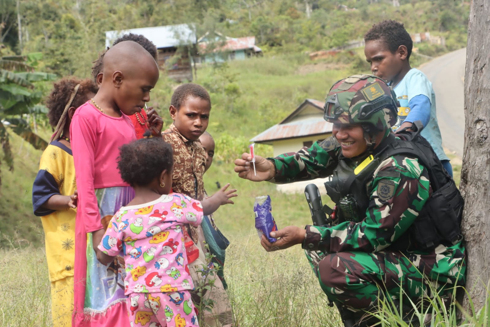 Baksos Javaretro - TNI Dekatkan Masyarakat Papua dengan Prajurit Penjaga Perbatasan