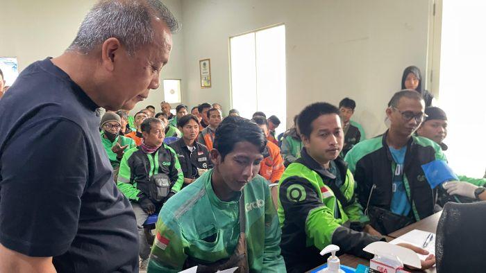 NasDem Karawang Gelar Bakti Sosial, Driver Ojol Dapat Pemeriksaan Kesehatan Gratis