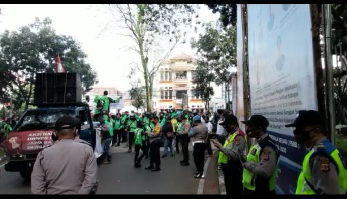 balai-kota-demo-ojol.jpg