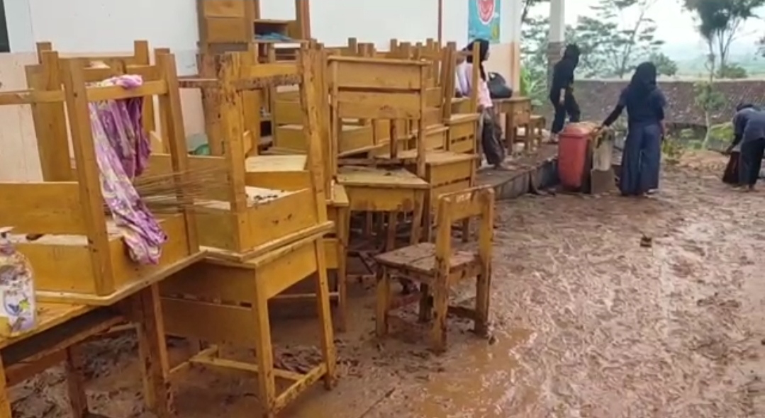 banjir-bandang-di-smpn-3-saguling.jpg