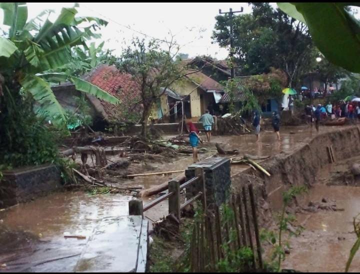 banjir-bandang-garut-sukaresmi.jpg