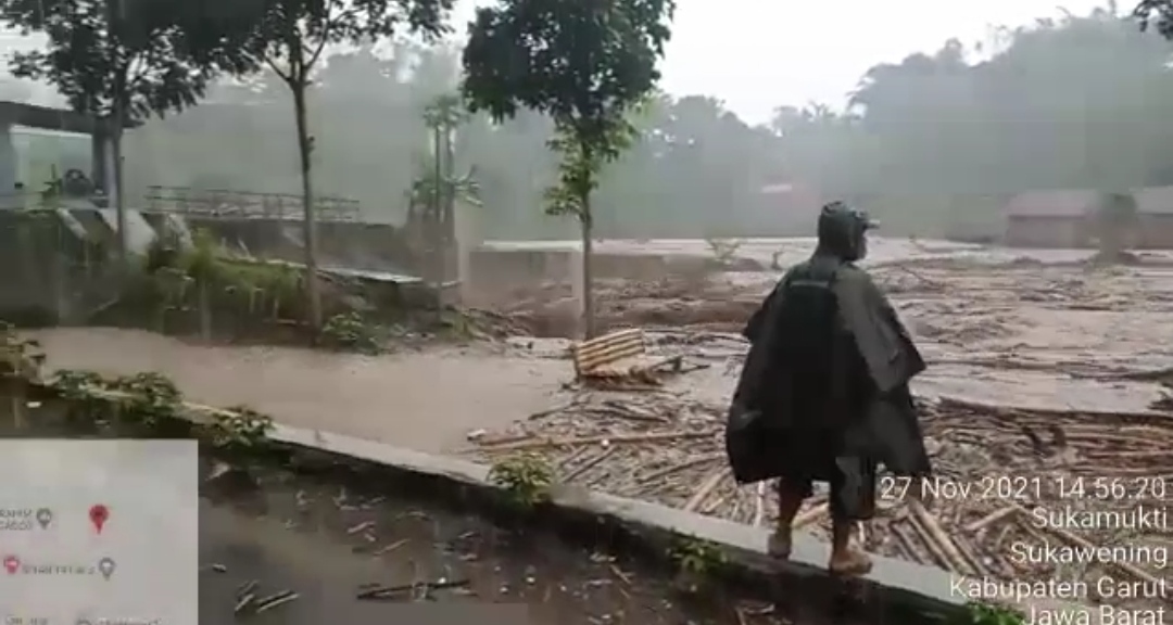 banjir-bandang-garut-sukawening.jpg