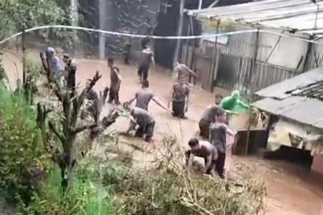 Diguyur Hujan Deras, Kawasan Cibodas Lembang Diterjang Banjir Lumpur Disertai Ranting Pohon