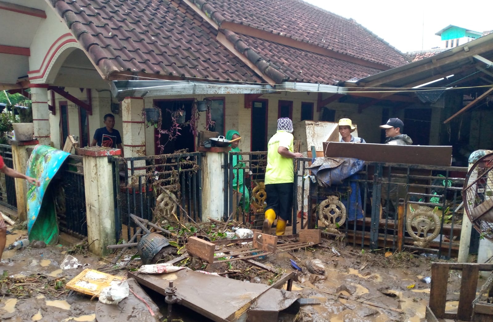 banjir-bandang-sukawening-garut.jpg