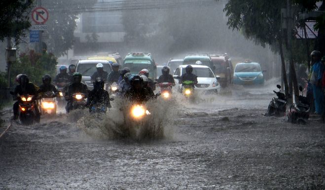 7 Tips Aman Berkendara Saat Hujan Sesuai Arahan dari Polda Jabar