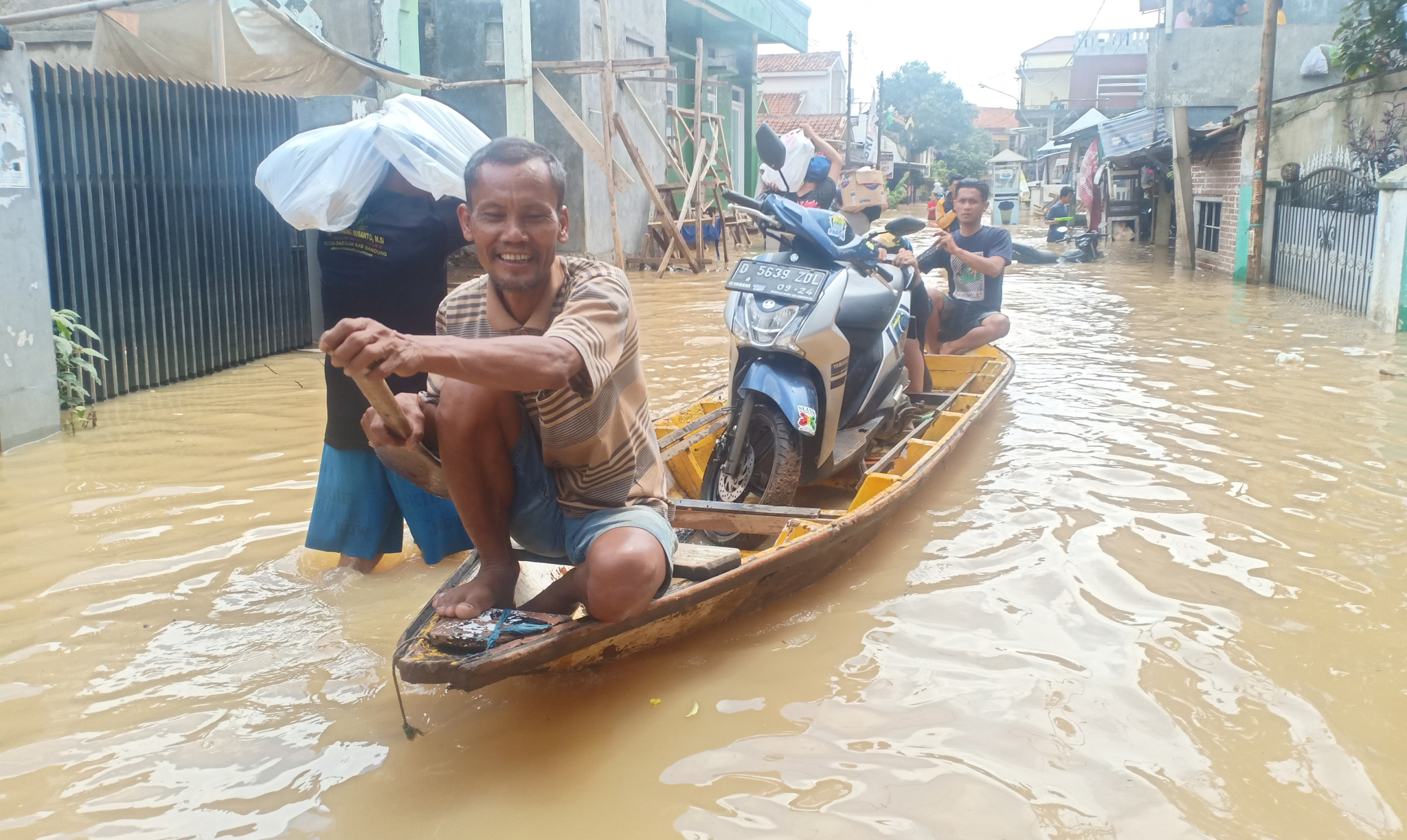 Warga Terdampak Banjir di Dayeuhkolot Bandung Tak Bisa Terapkan Social Distancing