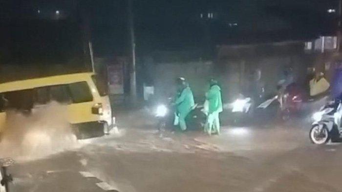 banjir-di-kawasan-Puncak-Bogor-tepatnya-di-wilayah-Kecamatan-Cisarua-Kabupaten-Bogor.jpg