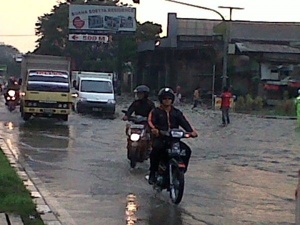 Banjir Setinggi Betis pun Genangi 3 RW di Komplek Panyileukan