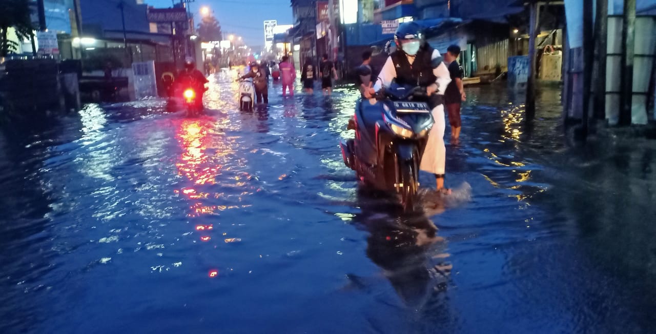 banjir-jadek-jumat-15-oktober-arulin-putus.jpg