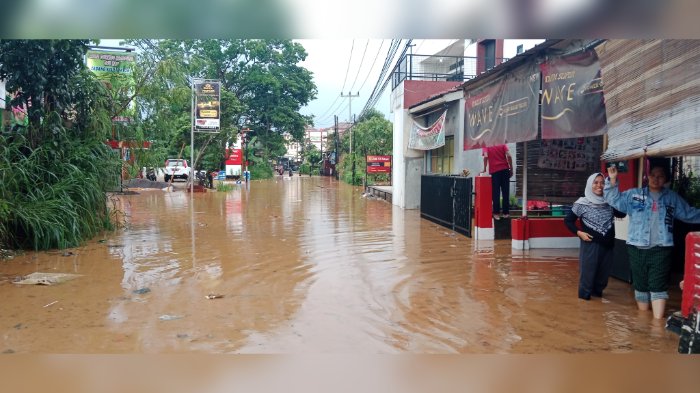 Sungai Cikeruh Meluap, Jalan Sayang Jatinangor Tak Bisa Dilalui, Ini Jalur Alternatif ke Rancaekek