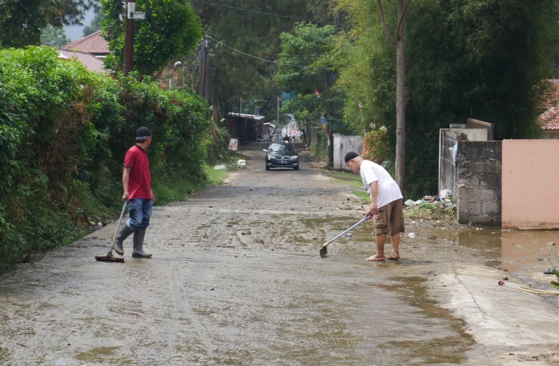 banjir-kotoran-sapi-ke-rumah-warga-di-lembang.jpg