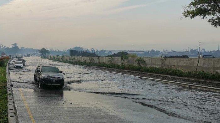 banjir-terjadi-di-jalan-tol-padaleunyi-km-130-baik-arah-jakarta.jpg