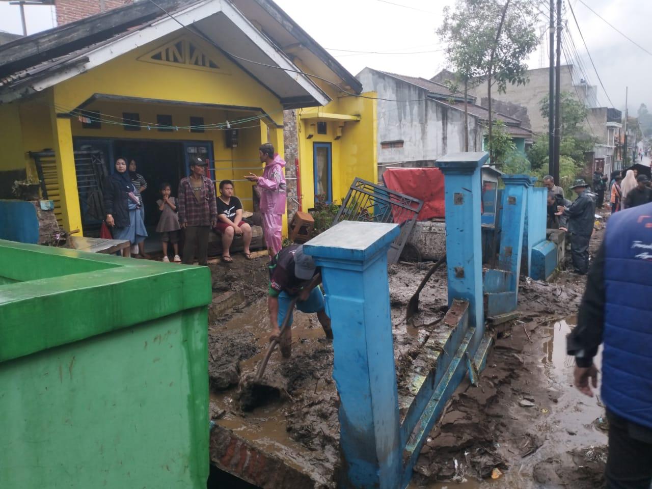 banjir-yang-terjang-tiga-kampung-di-Desa-Cisurupan-dan-Desa-Balewangi-Kabupaten-Garut.jpg