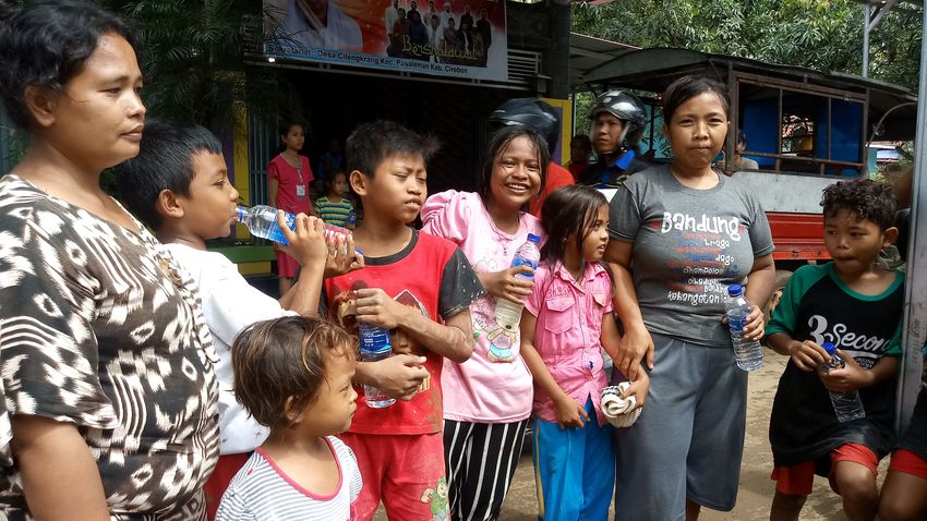 Bocah di Cirebon Ini Sudah Empat Hari Tak Sekolah, Seragam dan Alat Tulisnya Hanyut Disapu Banjir