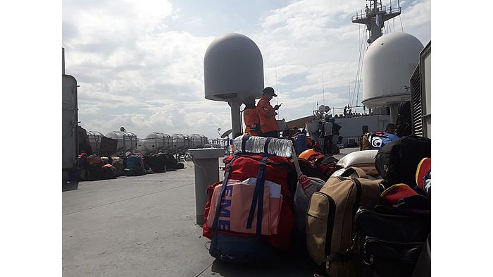 Korban Gempa Palu dan Donggala Butuh Bantuan Segera, Warga dan Relawan Menumpang KRI Makassar