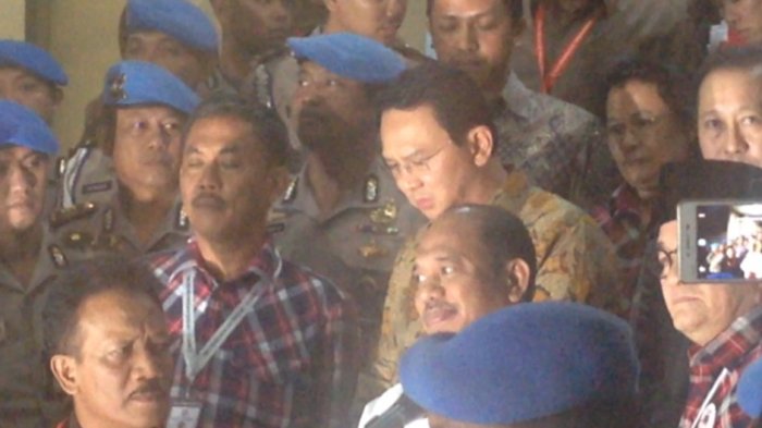 basuki-tjahaja-purnama-atau-ahok-usai-diperiksa-bareskrim-polri_20161122_191814.jpg