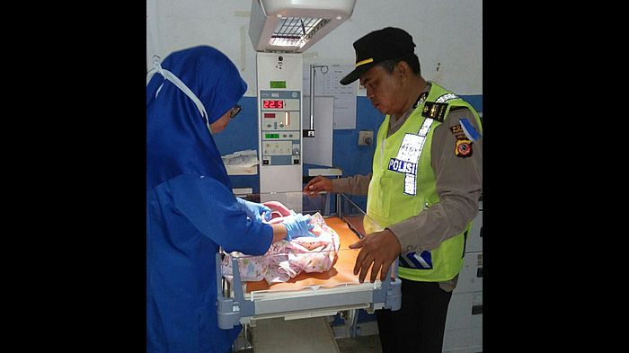Polisi yang Bantu Fitri Melahirkan di Rest Area Tol Cipularang Dapat Penghargaan dari Kapolda Jabar