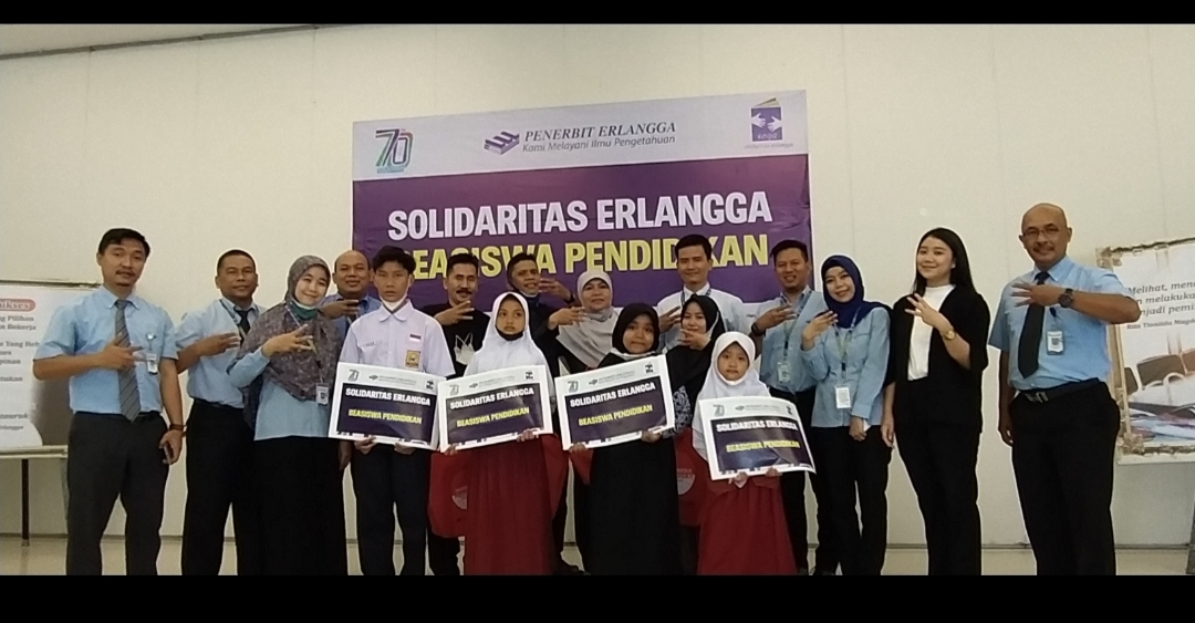 Penerbit Erlangga Berikan Beasiswa Pendidikan untuk 4 Murid Terdampak Pandemi covid-19