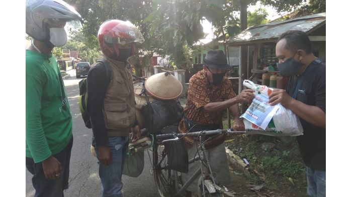 beberapa-rekan-jurnalis-majalengka-memberikan-paket-sembako.jpg