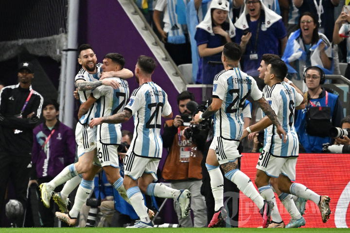 jabar/bek-argentina-nahuel-molina-merayakan-dengan-pemain-depan-argentina-lionel-messi.jpg