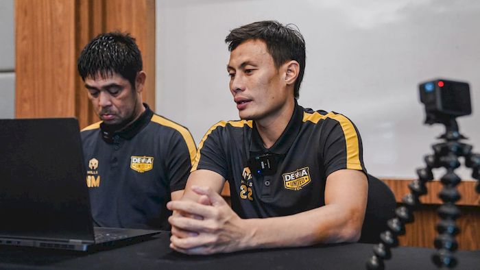 bek-dewa-united-dias-angga-putra-kanan-dan-pelatih-nilmaizar.jpg