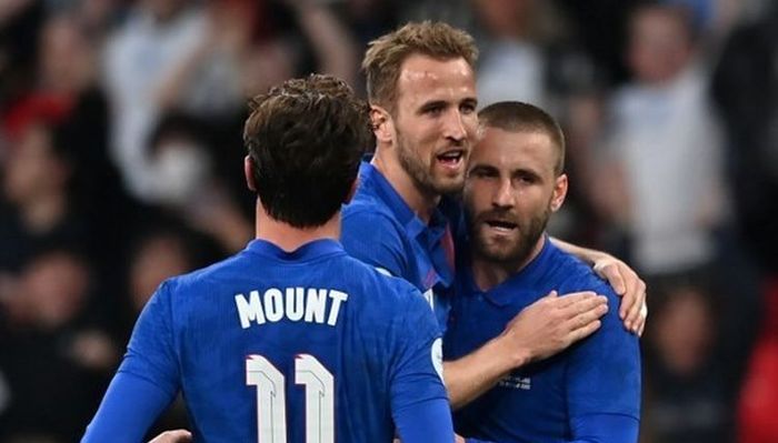 bek-kiri-timnas-inggris-luke-shaw-kanan-berselebrasi.jpg