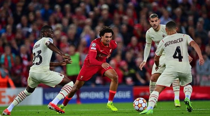 bek-liverpool-trent-alexander-arnold-tengah-saat-dikepung-tiga-pemain-ac-milan-p.jpg