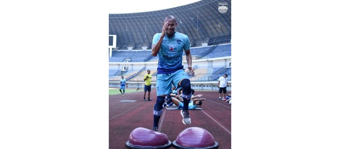 bek-persib-supardi-nasir-menjalani-latihan-di-stadion-gelora-bandung.jpg
