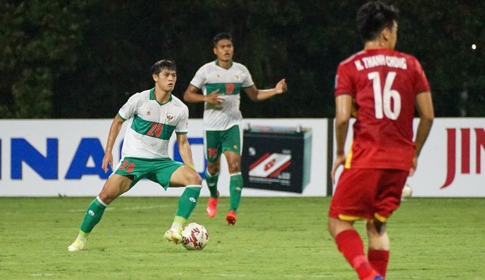 bek-timnas-indonesia-alfeandra-dewangga-sedang-menguasai-bola.jpg