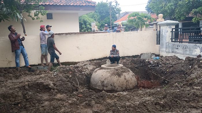 Ada Benda Misterius Terkubur di Halaman Kantor Kecamatan Losarang Indramayu, Warga Pun Geger