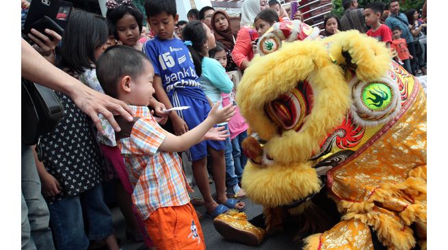 beri-angpau-ke-barongsai-1_20160208_000112.jpg