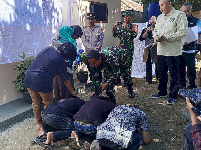 Seorang Janda Lima Anak Menangis Haru Setelah Dapat Hadiah Rumah Permanen dari Kapolres Subang