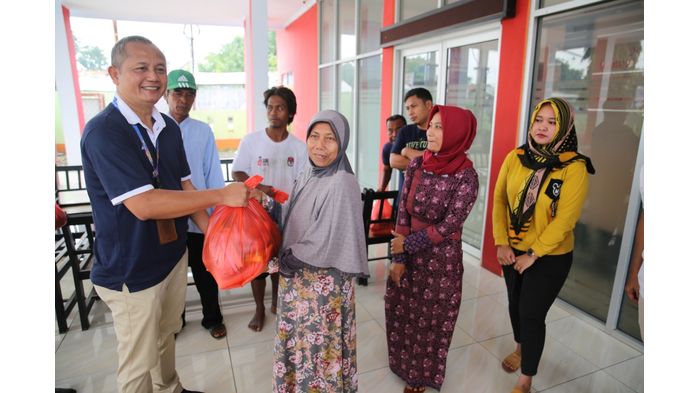 bijb-menyalurkan-ratusan-bantuan-sembako.jpg