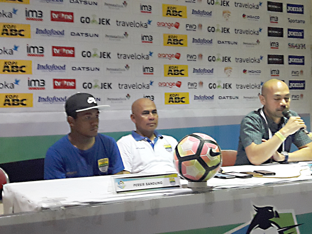 billy-paji-keraf-dan-herrie-setyawan-pada-sesi-konferensi-pers-di-stadion-jalak-harupat_20171019_195620.jpg