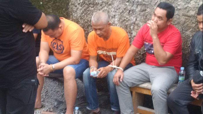 bnn-jabar-gerebek-rumah-yang-diduga-memproduksi-pil-narkotika-arcamanik-bandung.jpg