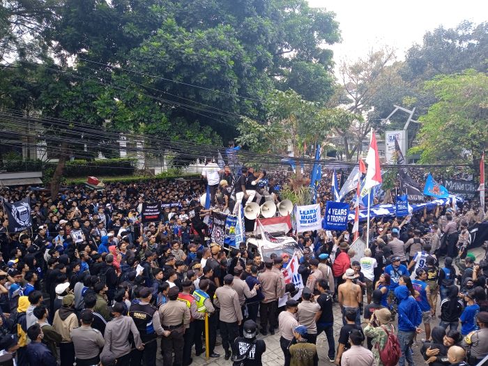 Tiba di Graha Persib, Ribuan Bobotoh Lakukan Orasi Tuntut Robert Albert Out dari Kursi Kepelatihan