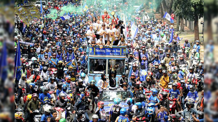 bobotoh-tim-persib-putri-yang-diarak-keliling-kota-bawa-piala-liga-1-putri-2019-_-1.jpg