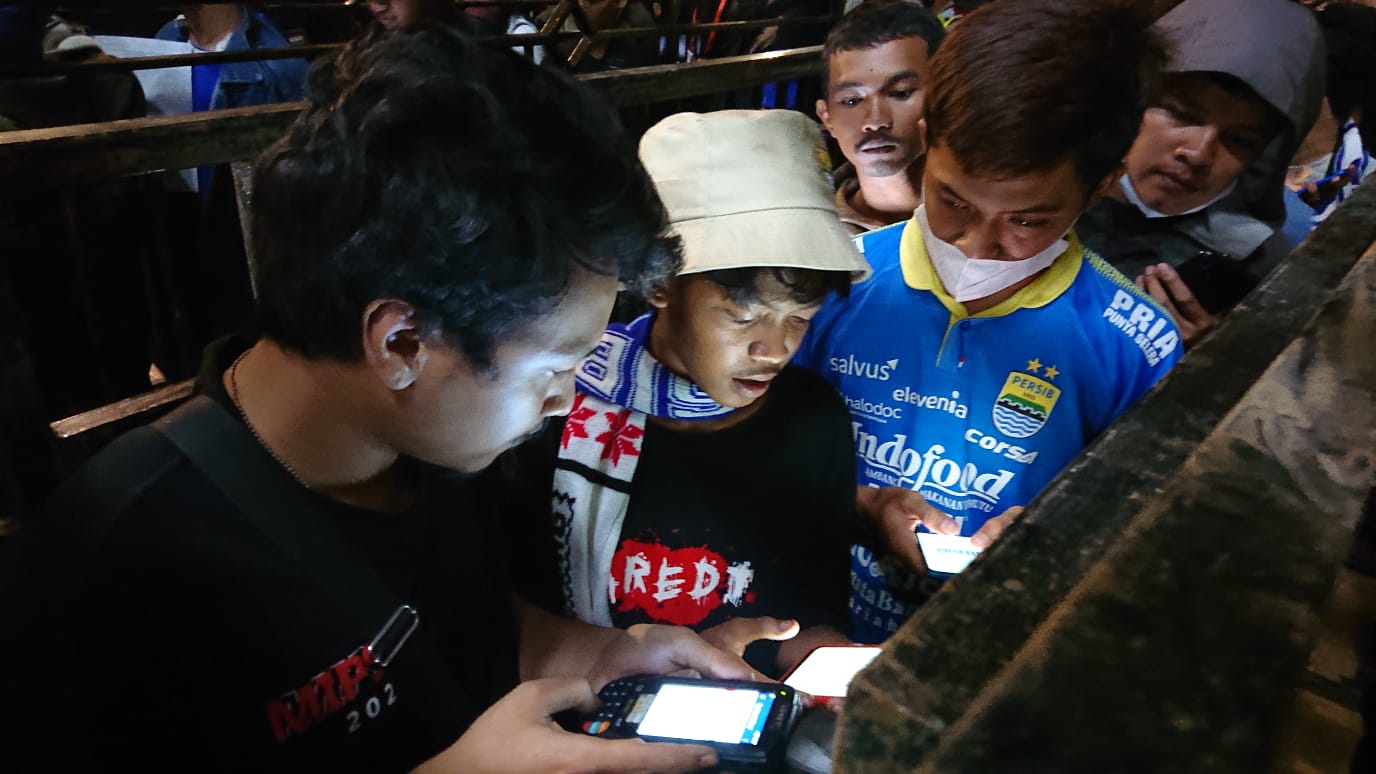 bobotoh-yang-membeli-tiket-persib-bandung-untuk-liga-1.jpg
