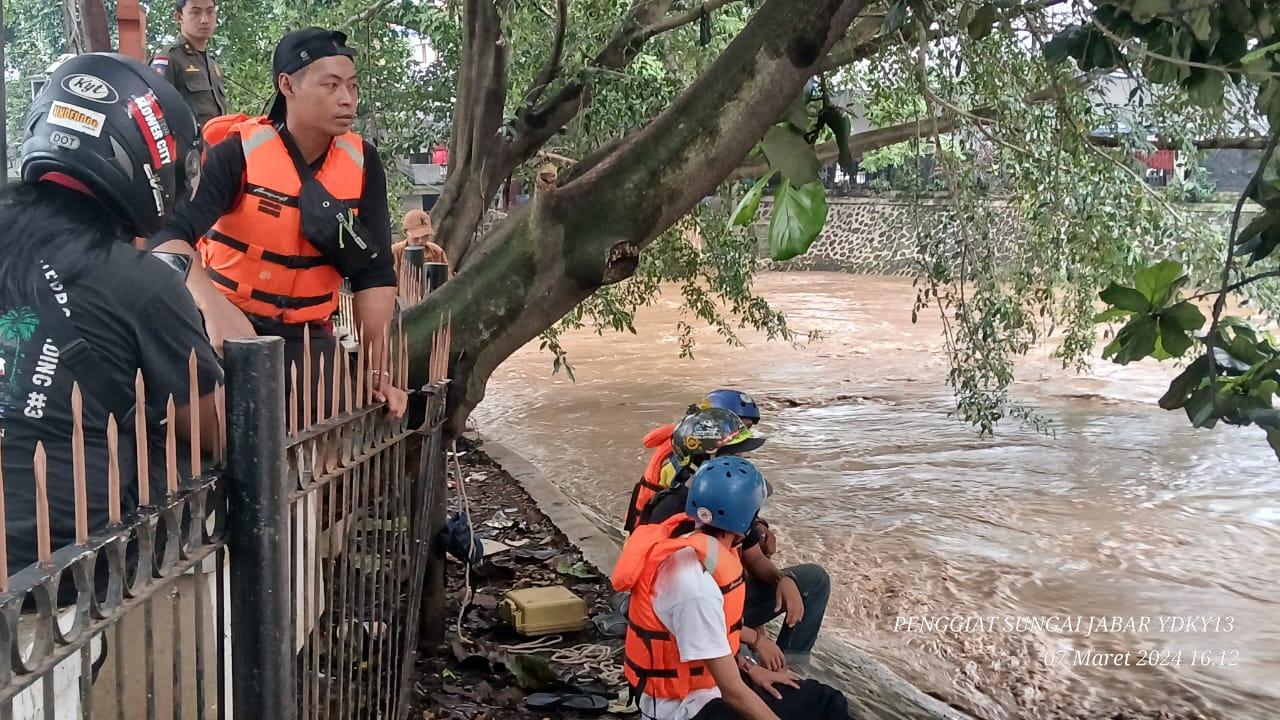 Pria yang Terbawa Arus Sungai Cikapundung Ditemukan di Batujajar dalam Kondisi Meninggal