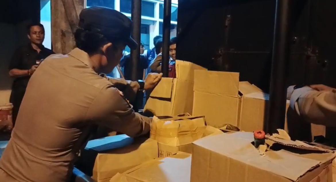 botol-minuman-keras-miras-berbagai-merek-disita-jajaran-Polres-Ciamis-165.jpg